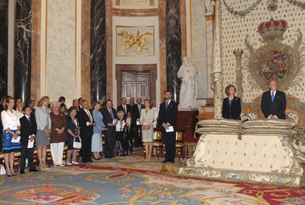 La Familia Real en la Capilla del Palacio Real de Madrid, durante la misa conmemorativa del nacimiento de Su Alteza Real Don Juan de Borbón